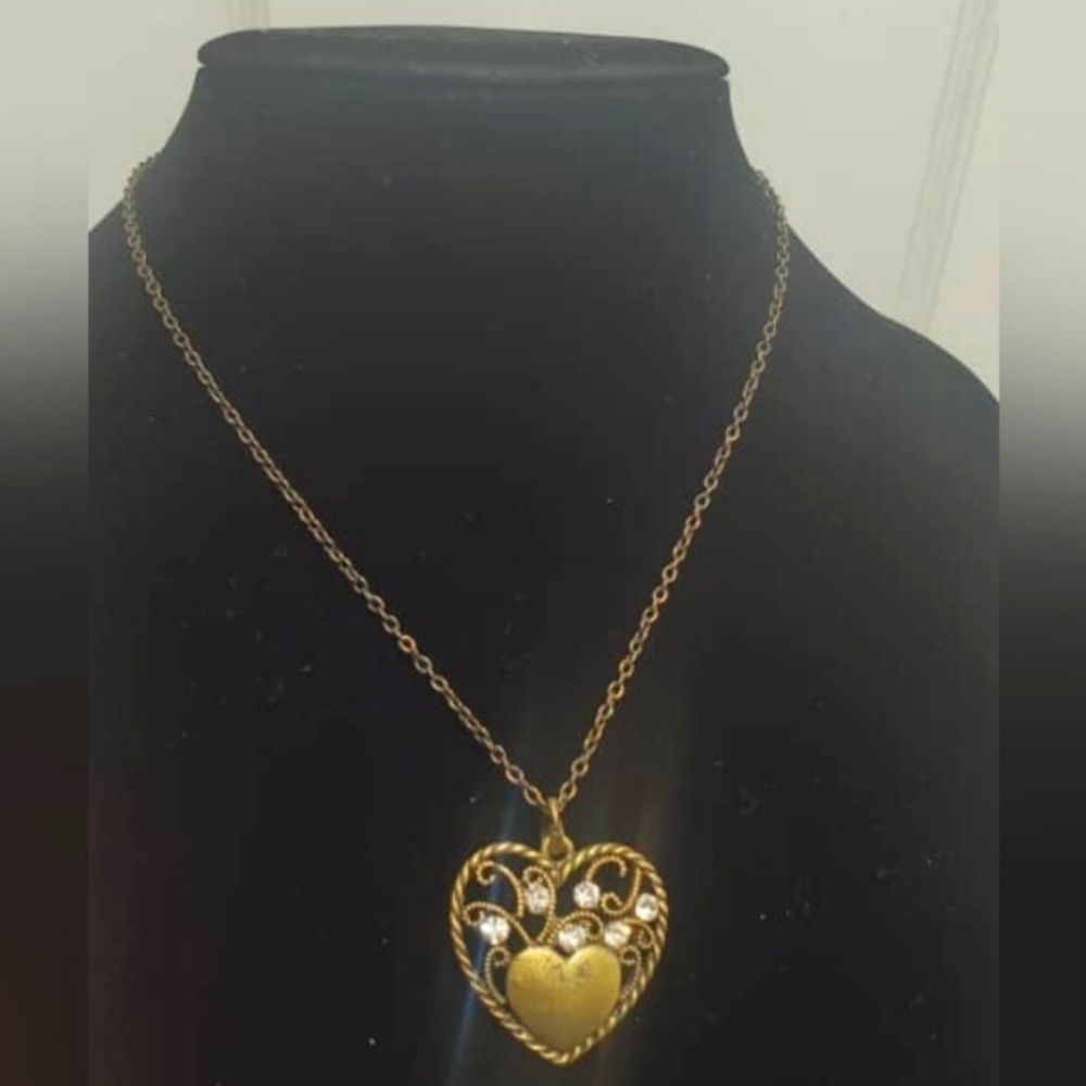 Bronze Heart Shaped Pendant Necklace With Dazzling Crystal Stone. 🌴